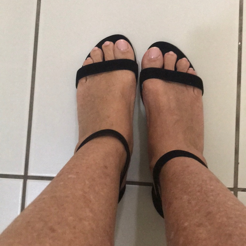 ❤🌺NIB black suede sandals🌺❤